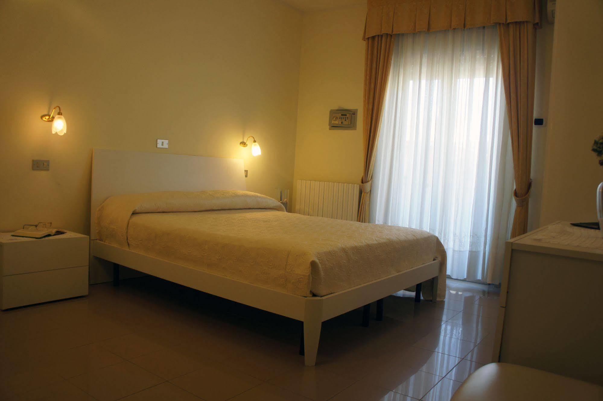 Hotel Solaris Giulianova Esterno foto